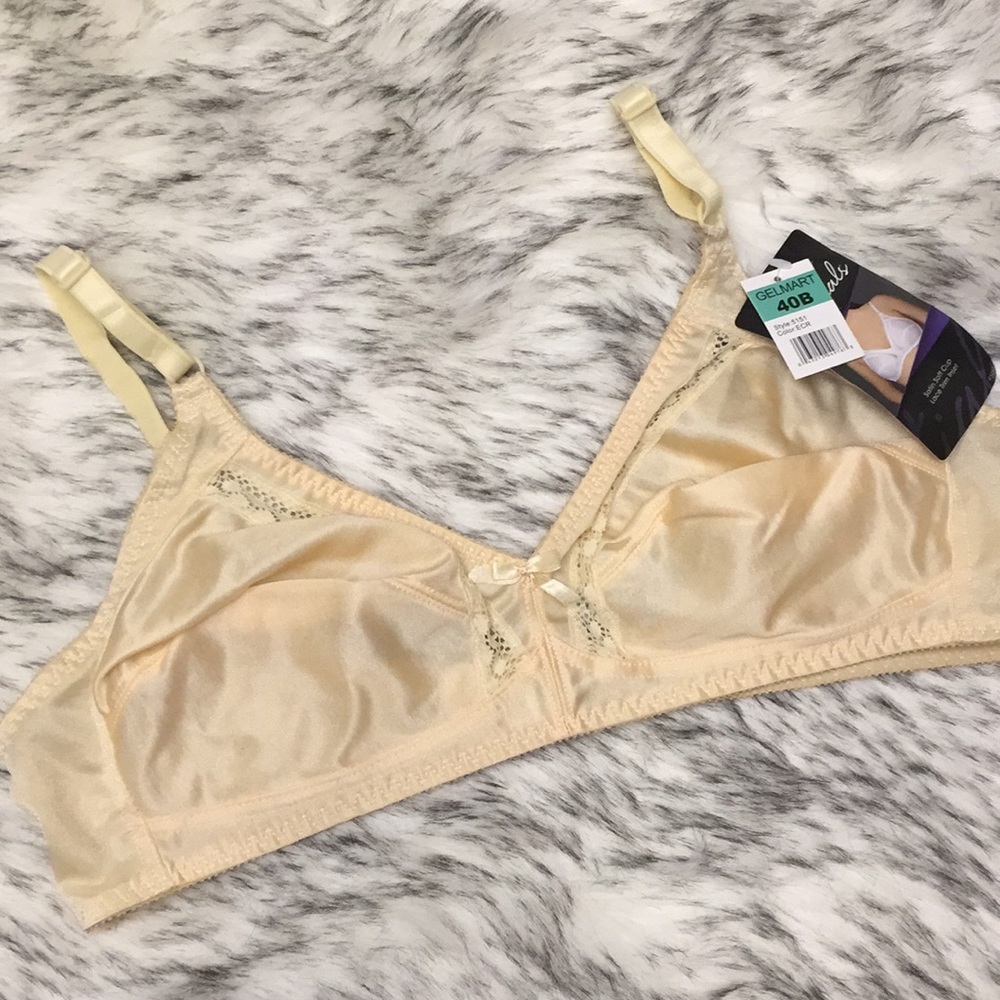 ✨2/$20✨ NWT BODY NATURALS Satin Lace Trim Wireless Bra